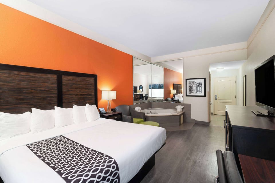 Deluxe Studio Suite, 1 King Bed, Non Smoking | Premium bedding, desk, iron/ironing board, free cribs/infant beds