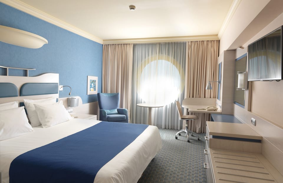 Premium bedding, down comforters, Tempur-Pedic beds, minibar