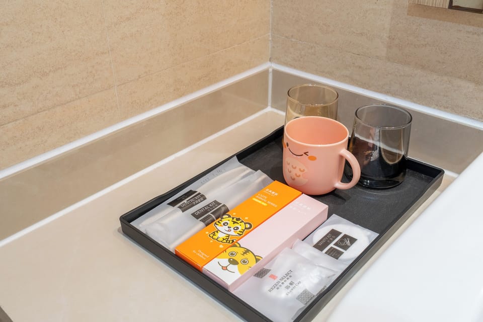 Shower, rainfall showerhead, free toiletries, hair dryer
