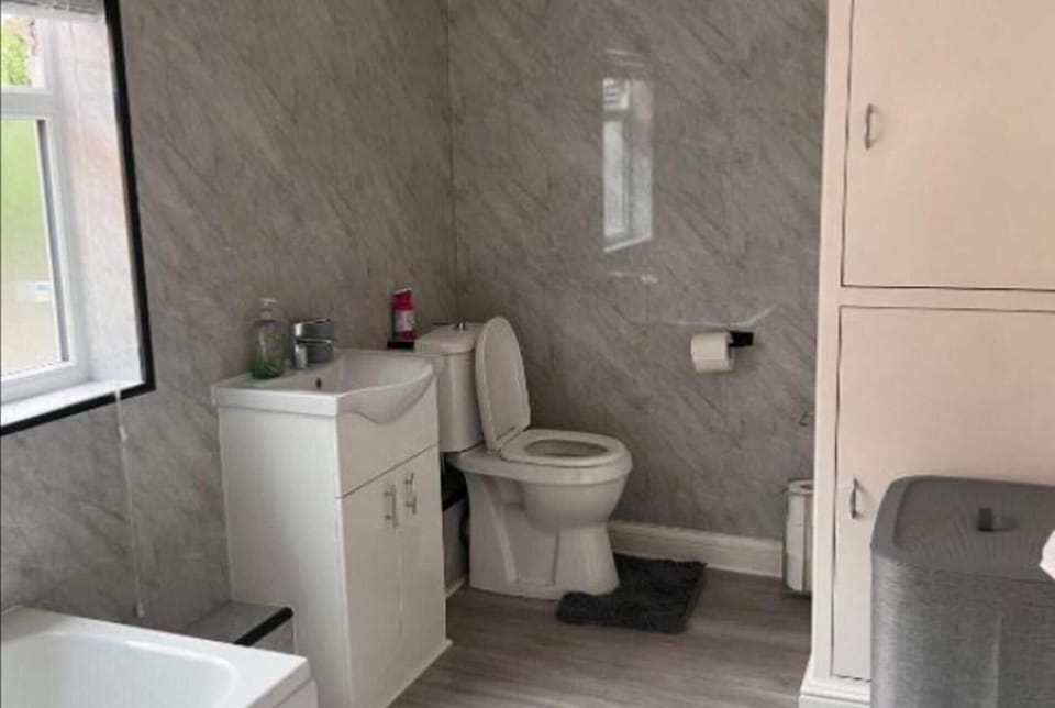 Combined shower/tub, deep soaking tub, towels