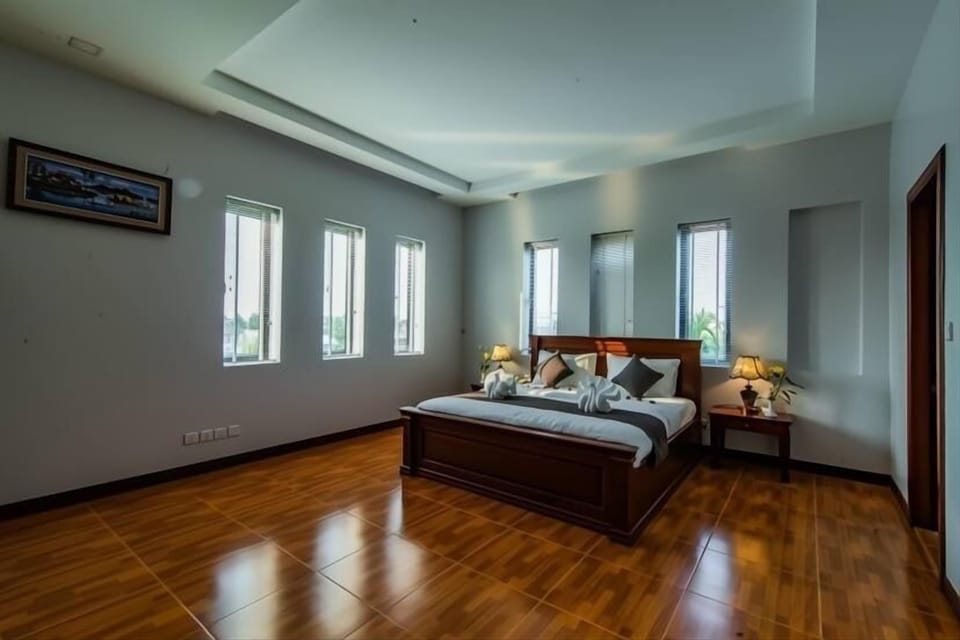 Deluxe Single Room, Balcony, City View | Hypo-allergenic bedding, desk, laptop workspace, bed sheets