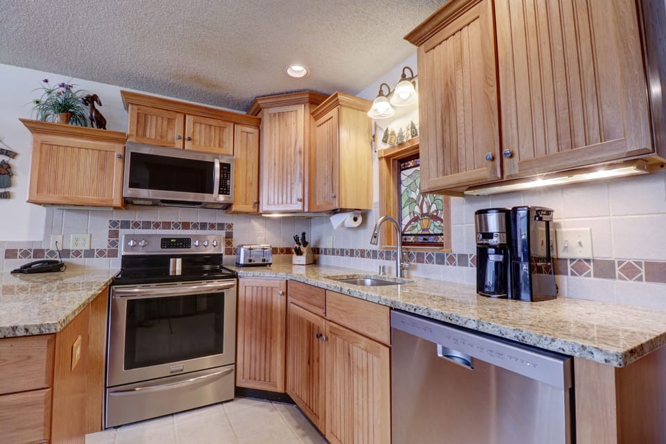 Condo, 3 Bedrooms | Private kitchen | Fridge, oven, coffee/tea maker, toaster