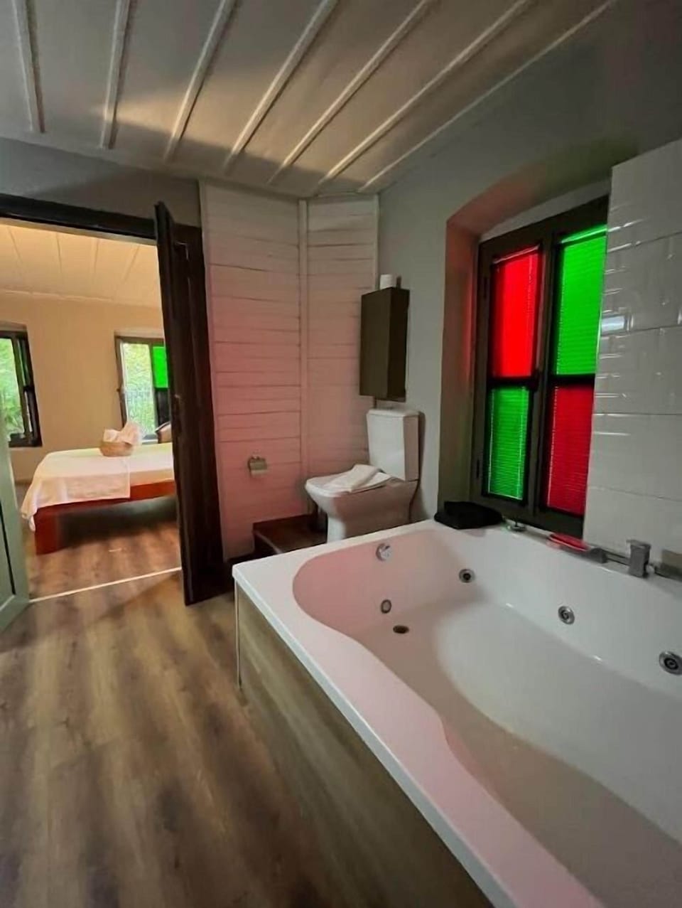 Comfort Room | Bathroom | Combined shower/tub, jetted tub, free toiletries, hair dryer