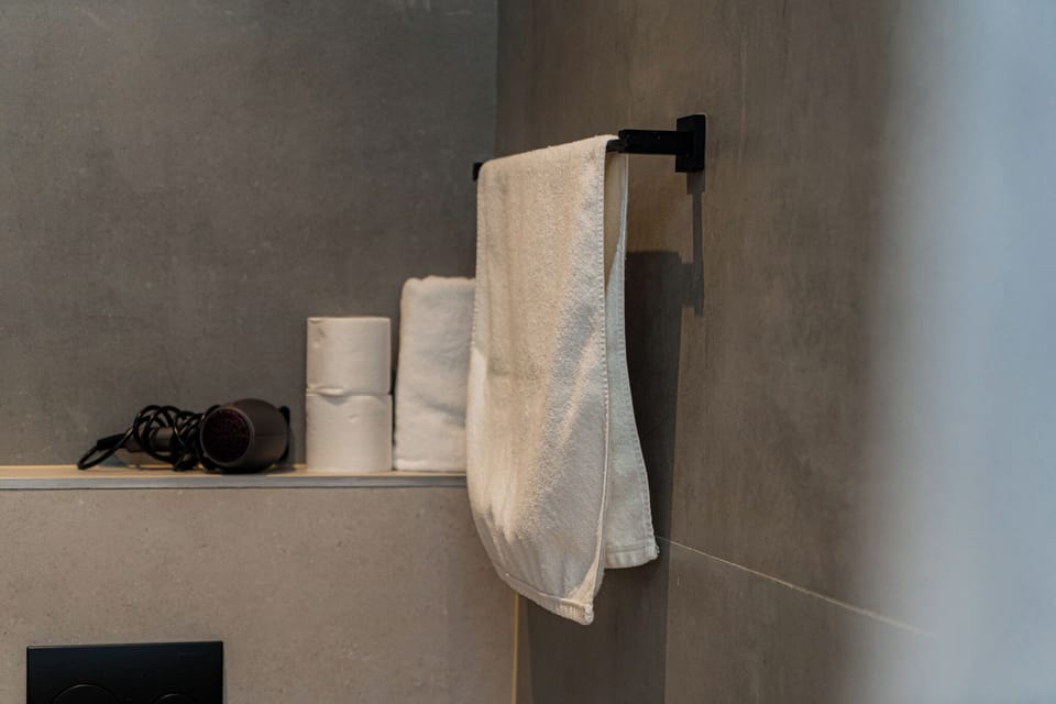Basic Double or Twin Room, 1 Bedroom, Mobility Accessible | Bathroom | Designer toiletries, hair dryer, towels, soap