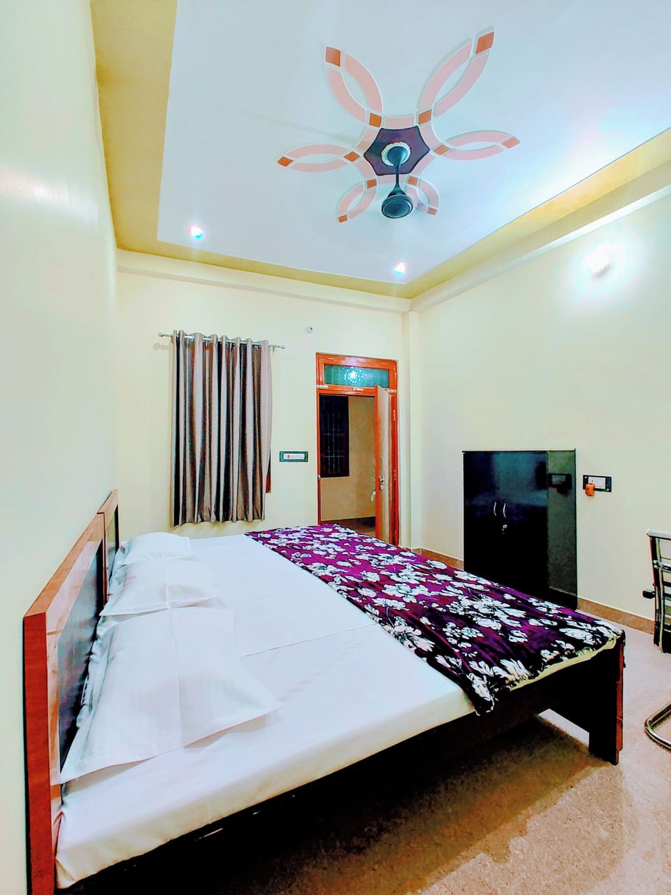 In-room safe, desk, laptop workspace, soundproofing