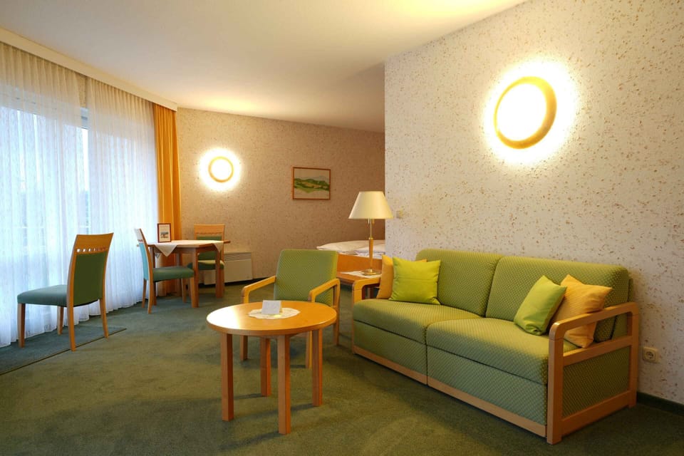 Deluxe Suite, Private Bathroom, Courtyard View | Lounge