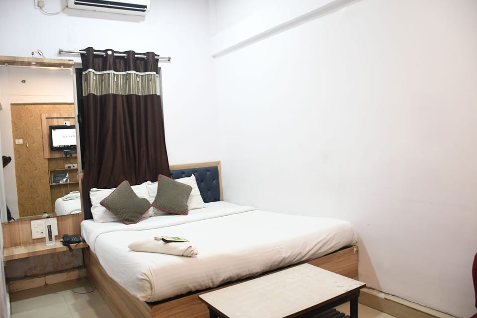 Classic Double Room | Desk, laptop workspace, free WiFi