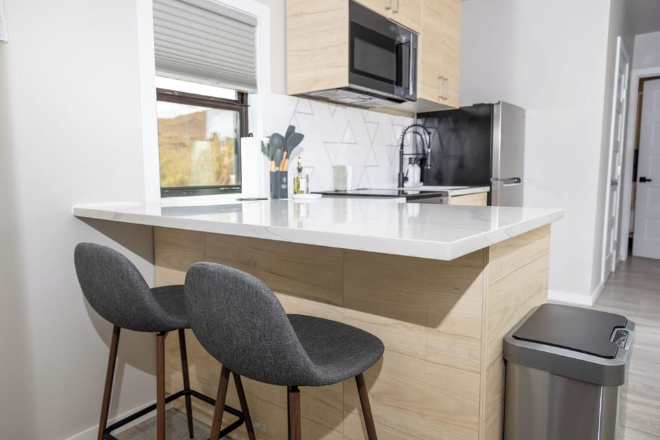 Economy Apartment, Kitchen, Mountain View | Private kitchen | Fridge, microwave, oven, stovetop