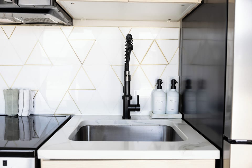 Economy Apartment, Kitchen, Mountain View | Private kitchen | Fridge, microwave, oven, stovetop
