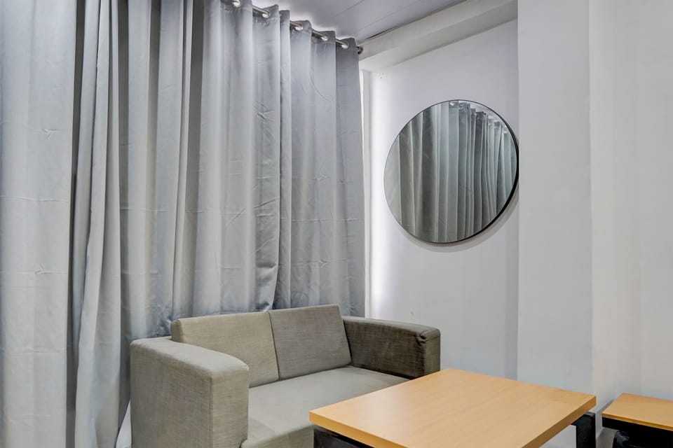 Deluxe Room, 1 Bedroom | Living area