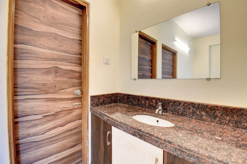 Family Double Room | Bathroom | Shower, hair dryer, towels, soap