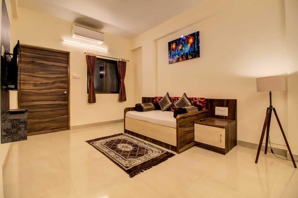 Family Double Room | Living area | TV, computer monitors, printers
