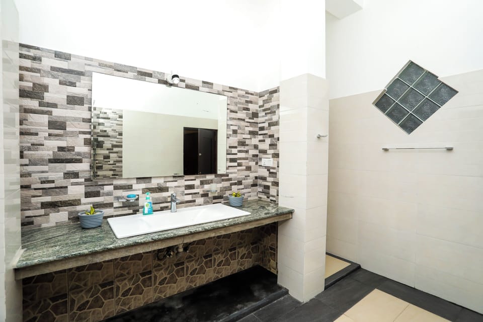 Comfort Double Room, Garden View | Bathroom | Shower, free toiletries, towels, soap