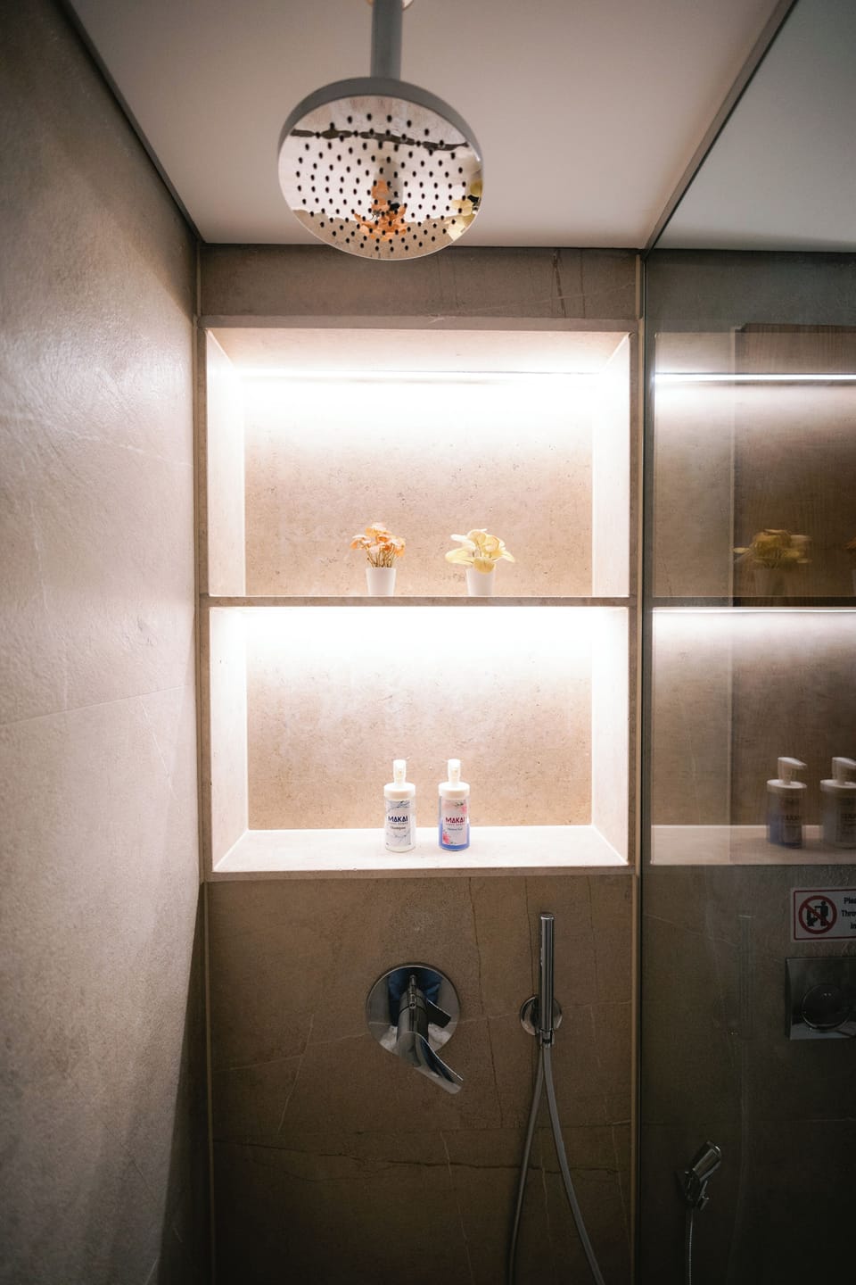 Deluxe Twin Room | Bathroom | Shower, rainfall showerhead, free toiletries, towels