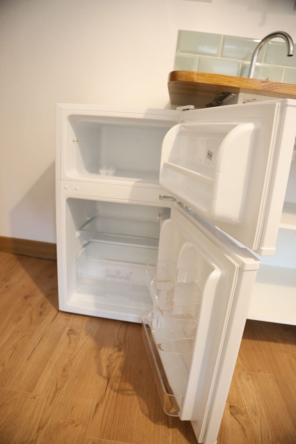 Deluxe Studio | Private kitchen | Electric kettle, toaster, freezer