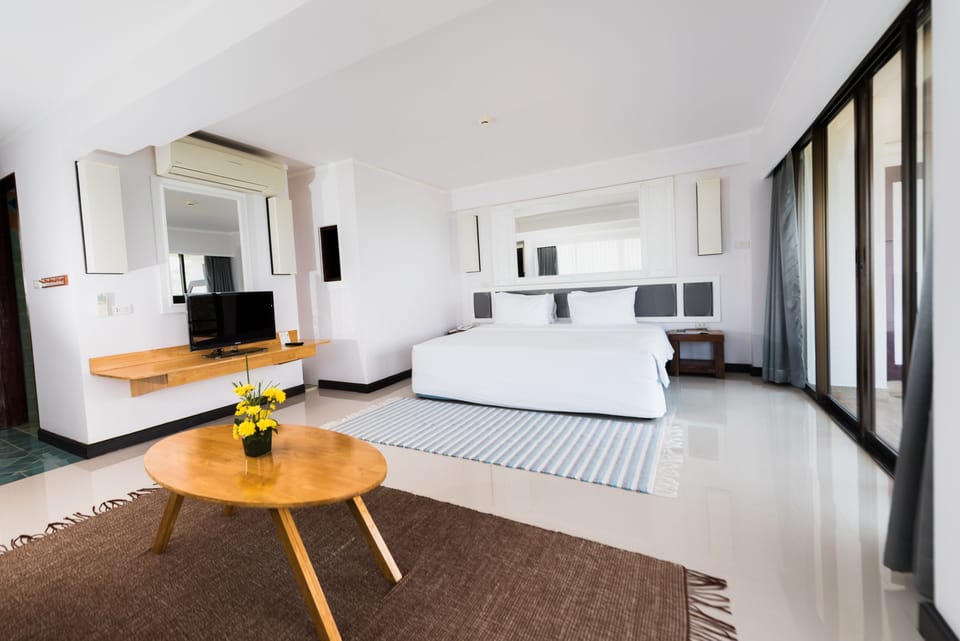 Premier Suite Seaview 300 degrees | Desk, blackout drapes, free WiFi, bed sheets