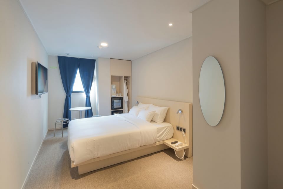 Deluxe Double Room, Non Smoking | In-room safe, desk, laptop workspace, soundproofing