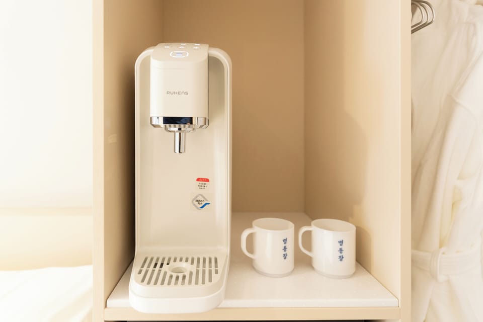 Deluxe Twin Room, Non Smoking | In-room safe, desk, laptop workspace, soundproofing