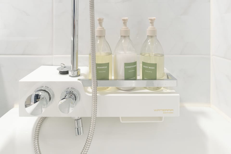 Deluxe Twin Room, Non Smoking | Bathroom | Hair dryer, bathrobes, slippers, bidet