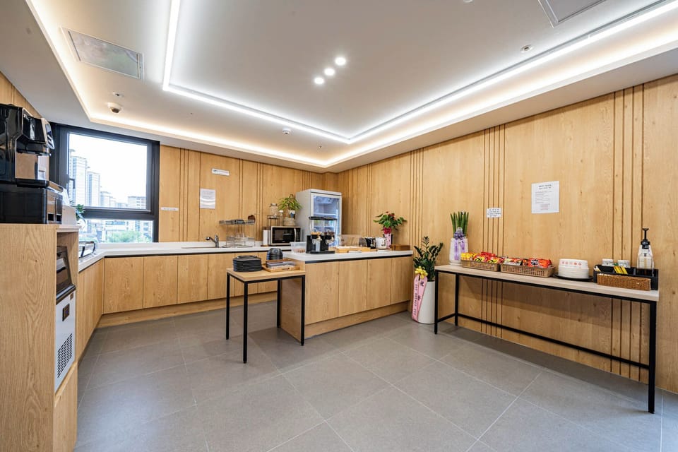 Free daily self-serve breakfast