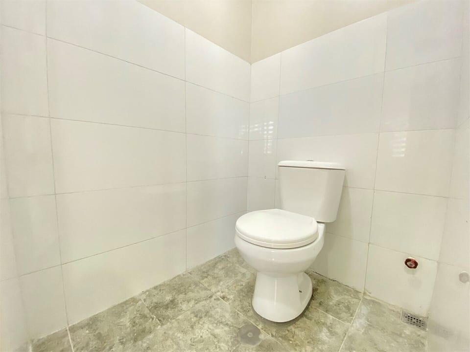 Separate tub and shower, free toiletries, bidet, towels