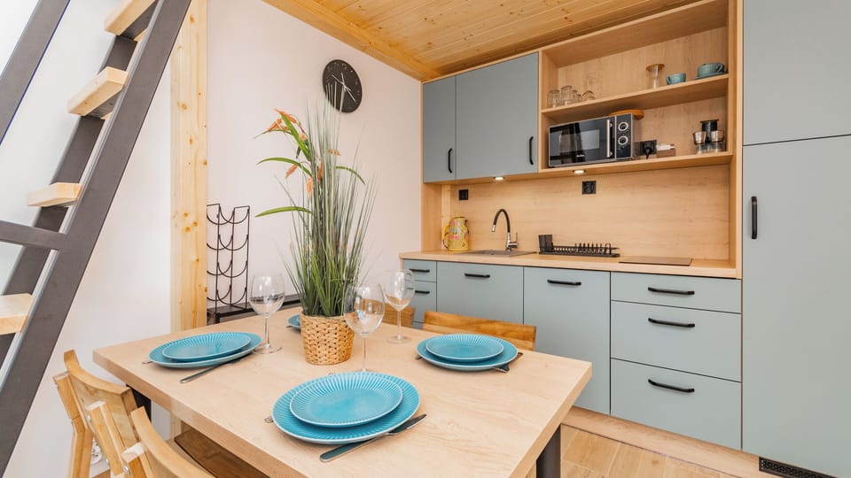 Apartament (334) | Private kitchen | Fridge, stovetop, electric kettle, cookware/dishes/utensils