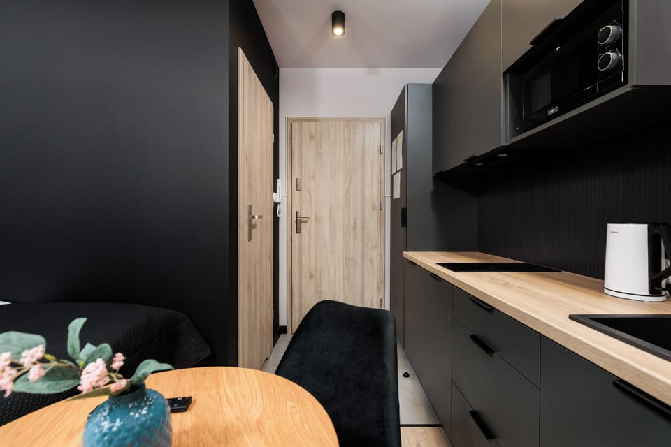 D1. Krowoderska 55 | Private kitchenette | Fridge, microwave, stovetop, cookware/dishes/utensils