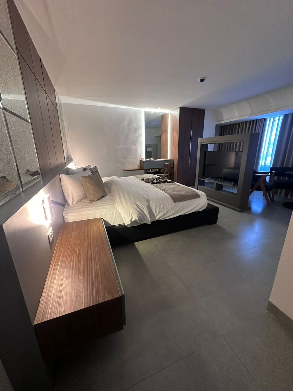 Deluxe Double Room, City View | Desk, soundproofing