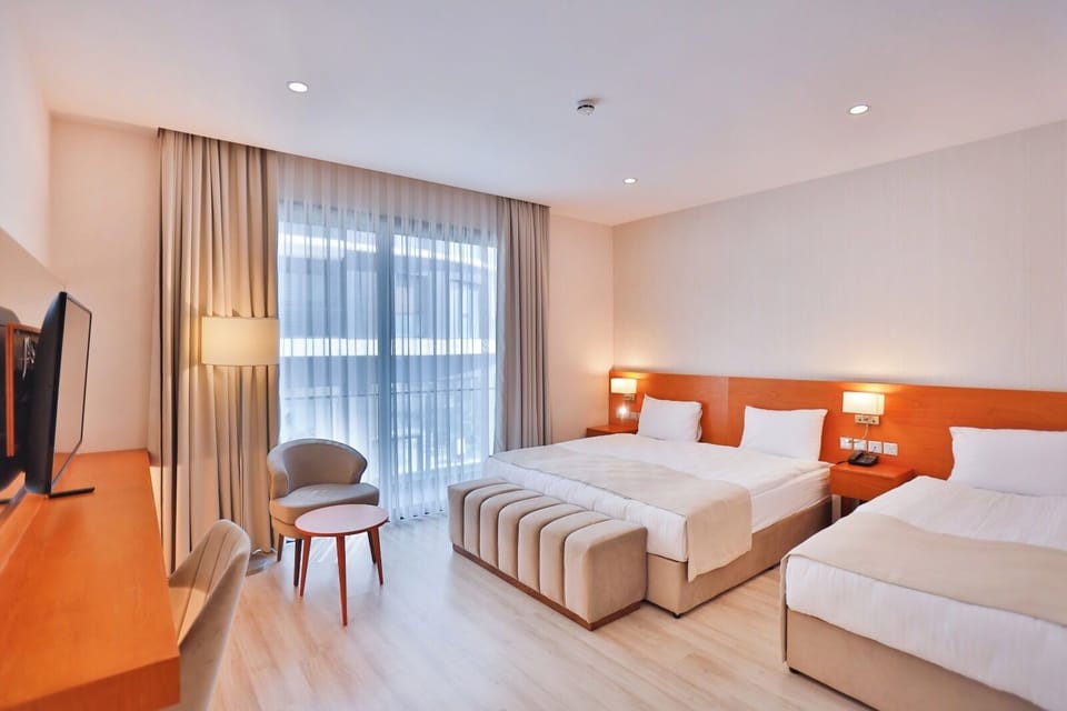 Superior Triple Room | In-room safe, iron/ironing board, cribs (free), WiFi (free)