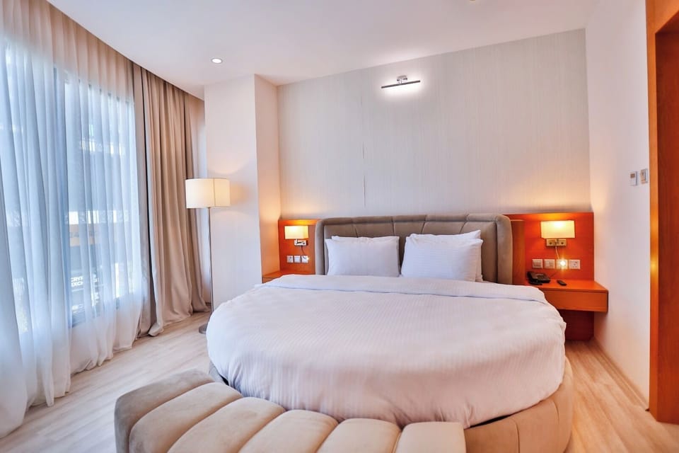 Suite | In-room safe, iron/ironing board, cribs (free), WiFi (free)