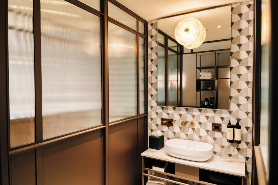 Shower, rainfall showerhead, free toiletries, hair dryer