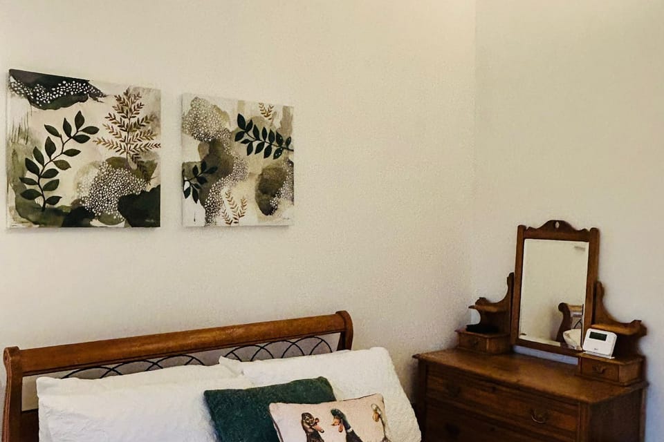 Cottage | 2 bedrooms, iron/ironing board, bed sheets