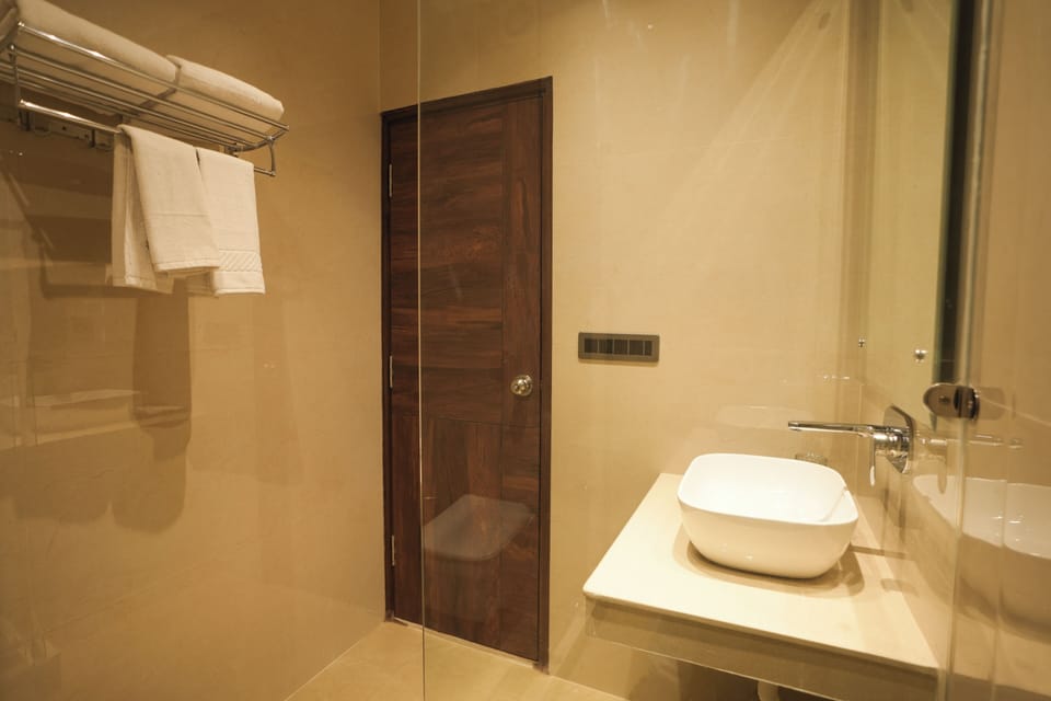 Superior Room | Bathroom | Free toiletries, towels, soap, shampoo