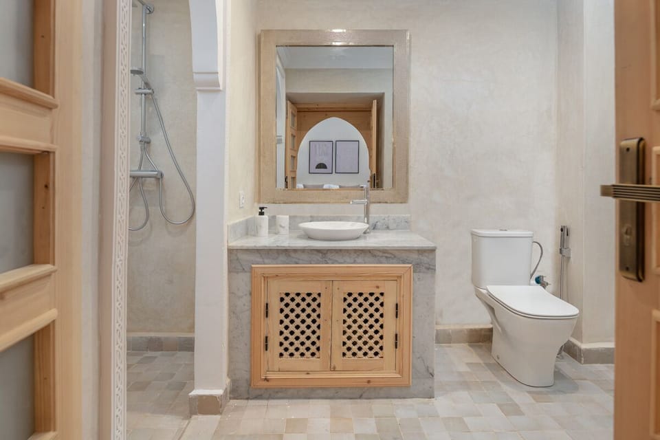 Premium Suite | Bathroom | Shower, hair dryer, slippers, towels