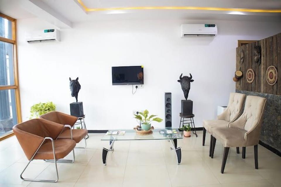 Comfort Room, Balcony, City View | Living area