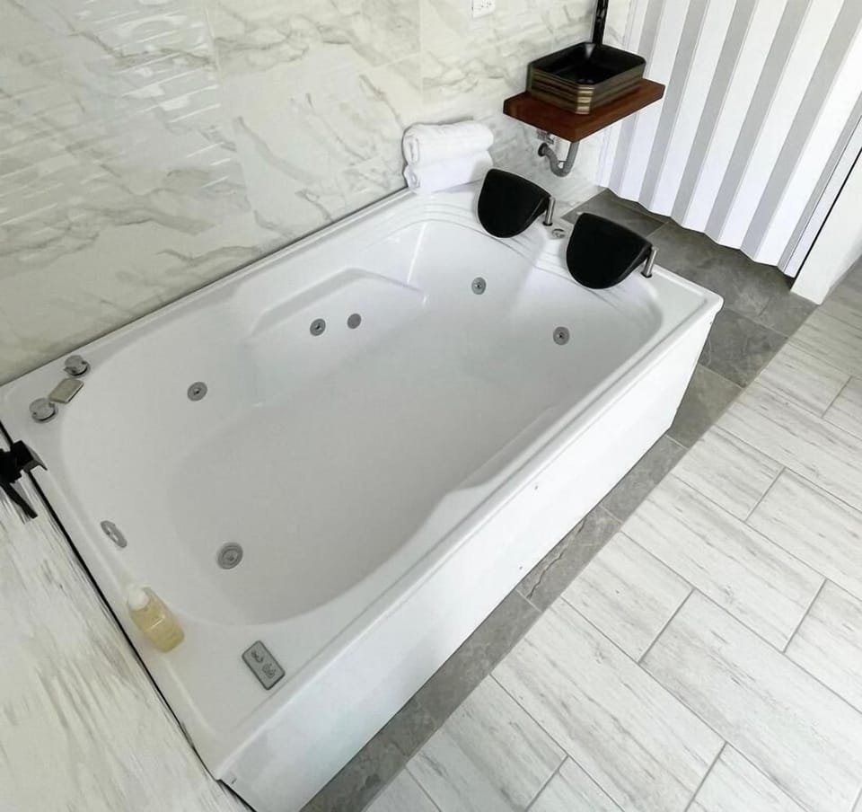 Deluxe Cabin, Garden View | 1 bedroom, minibar, free WiFi, bed sheets