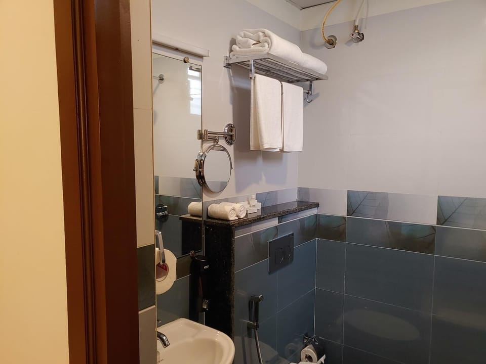 Deluxe Room | Bathroom | Bidet, towels, soap, shampoo