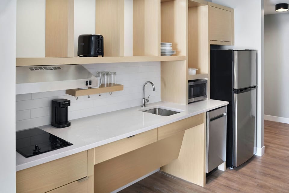 Full-size fridge, microwave, stovetop, dishwasher