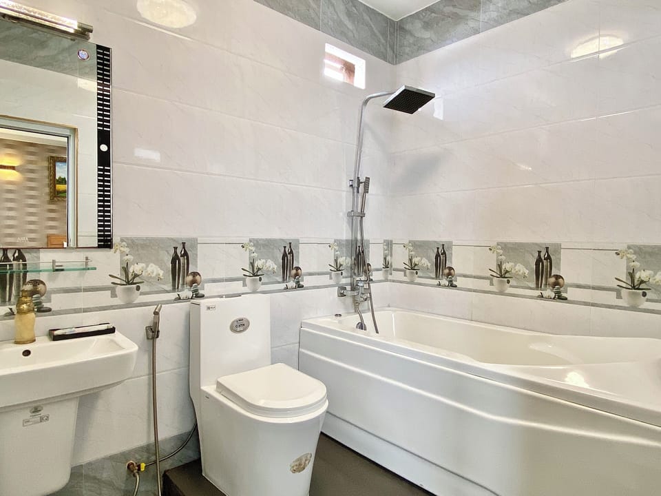 Deluxe Room | Bathroom | Free toiletries, hair dryer, towels, soap