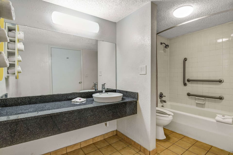 Combined shower/tub, hair dryer, towels