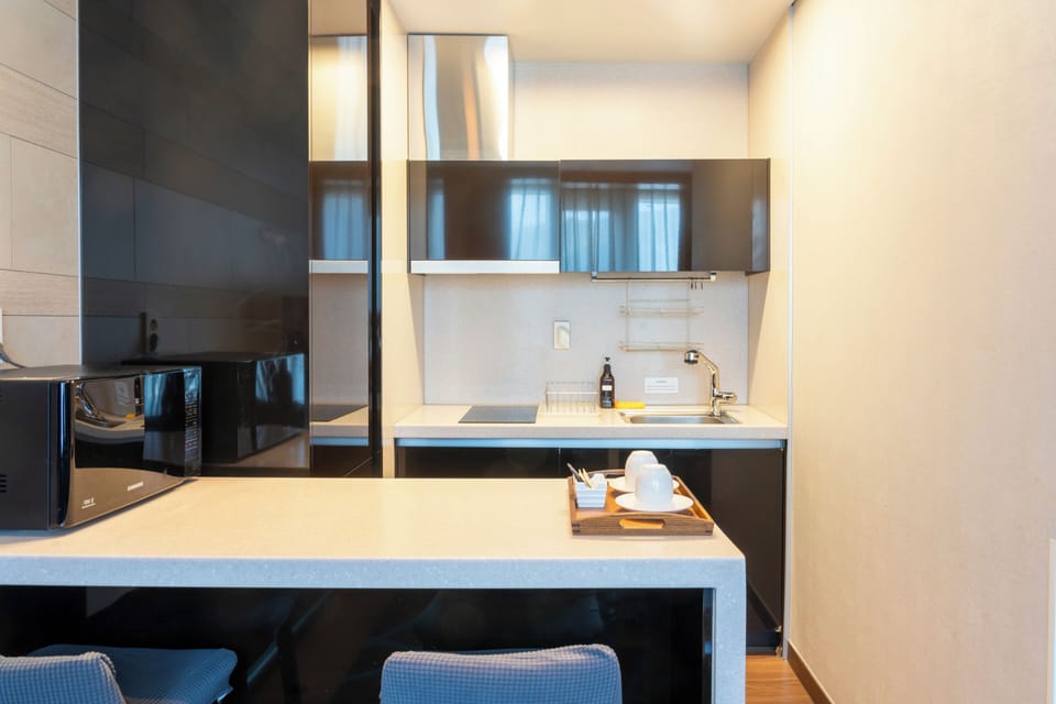 Junior Twin Room | Desk, laptop workspace, blackout drapes, soundproofing
