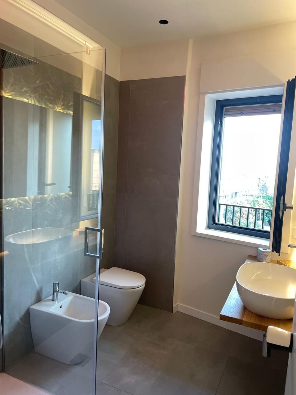 Luxury Double Room (Room 2) | Bathroom | Shower, rainfall showerhead, free toiletries, hair dryer