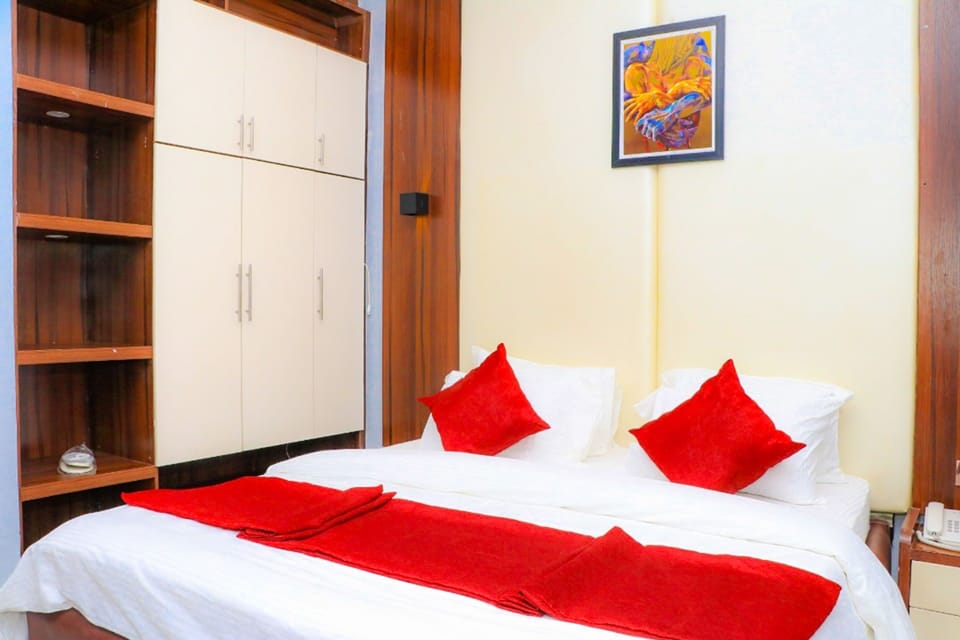 Executive Room | 1 bedroom, individually decorated, individually furnished, desk