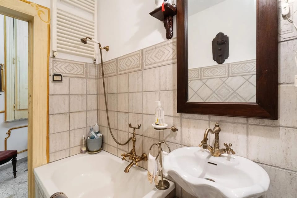 Deluxe Suite, City View | Bathroom