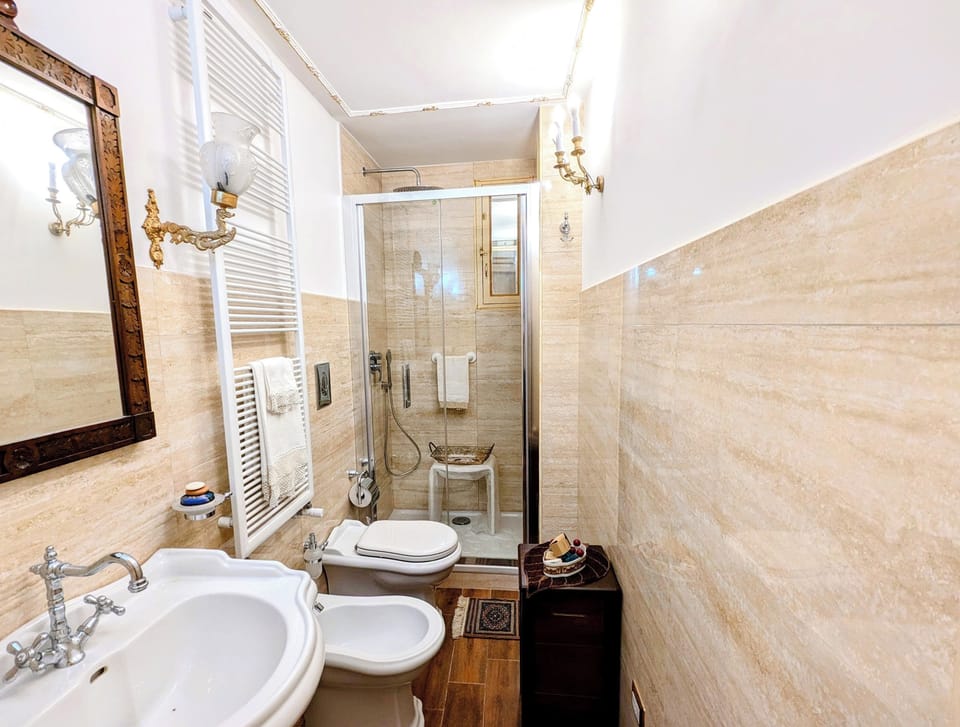 Deluxe Suite, City View | Bathroom