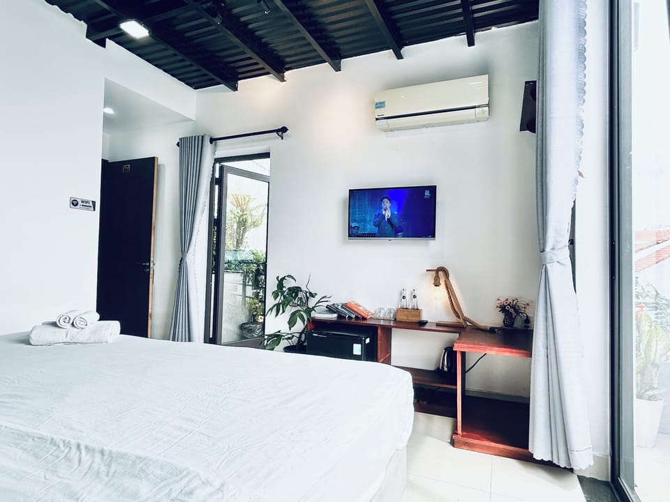 City Double or Twin Room | Living area | 25-inch Smart TV with digital channels, toys, books