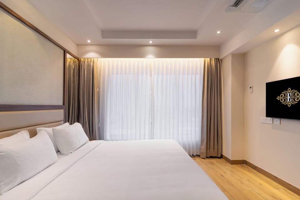 Royal Room | Desk, WiFi (free), individually furnished