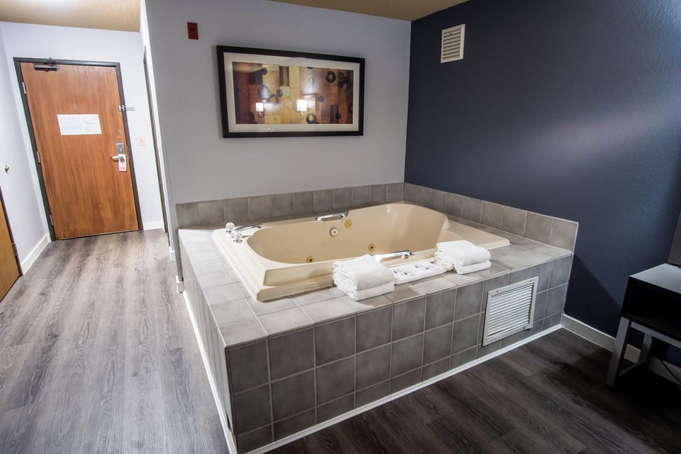Deluxe Room, 1 King Bed Spa bath Jacuzzi Non-Smoking | Desk, laptop workspace, blackout drapes, soundproofing