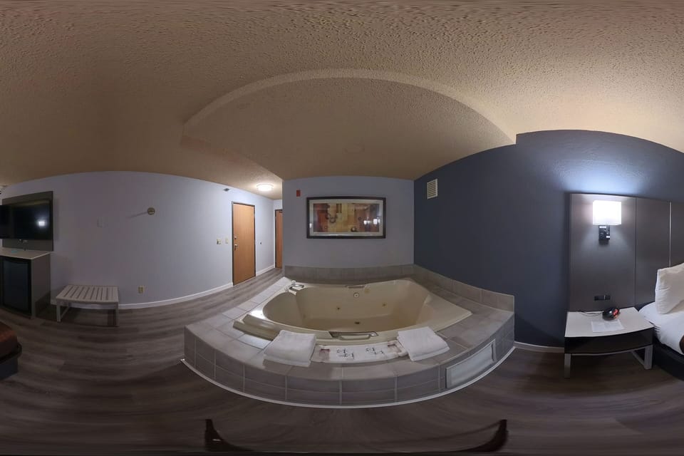Luxury 1 King Honeymoon Suite with Jacuzzi Oversized Non-Smoking | Bathroom | Free toiletries, towels, soap, shampoo