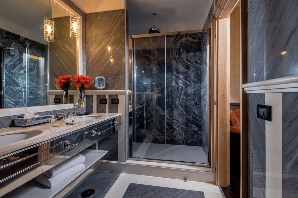 Shower, hair dryer, bathrobes, slippers